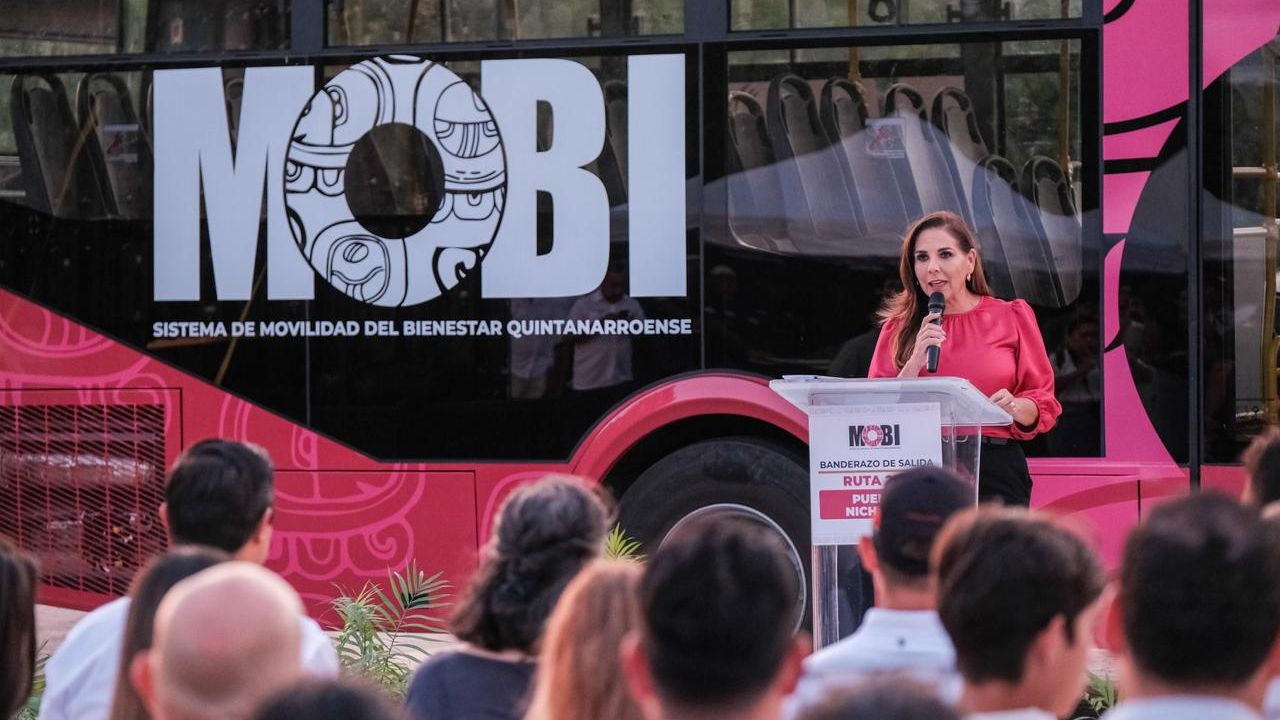 La gobernadora Mara Lezama encabeza el banderazo de salida de la Ruta 27 del Sistema Mobi en el Malecón Tajamar de Cancún.