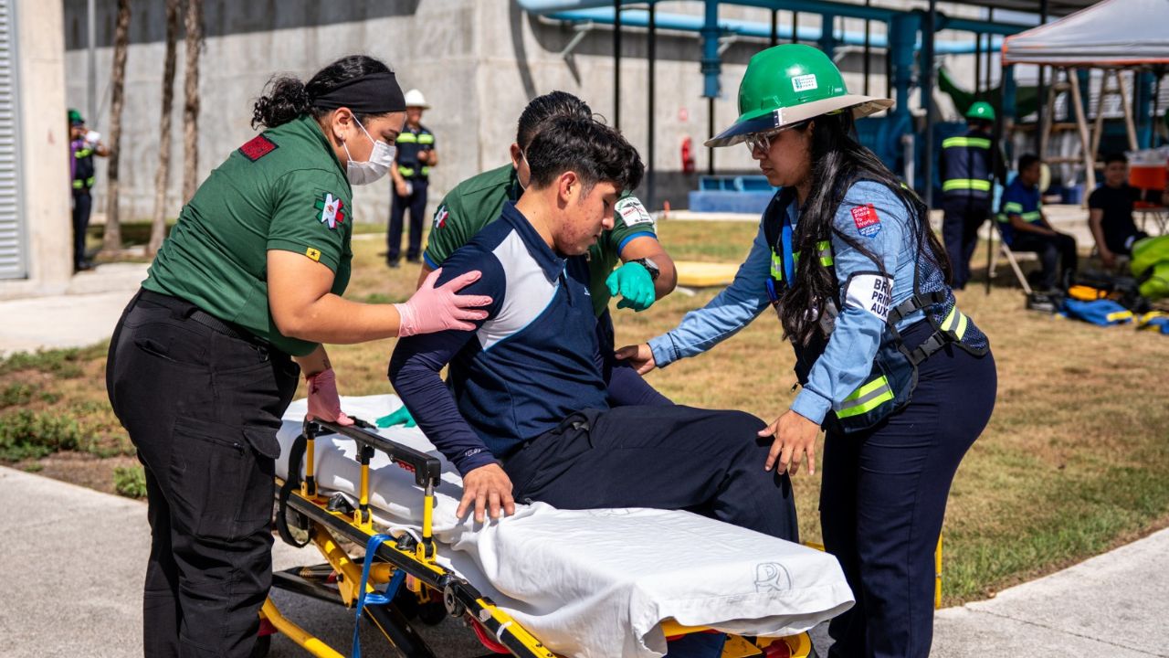 Brigada de emergencia de Aguakan con trajes encapsulados Nivel A en simulacro de fuga de gas cloro en Cancún.