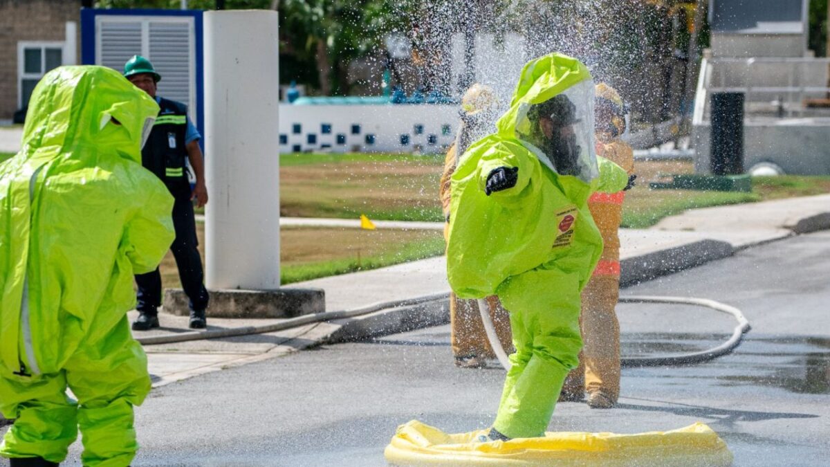Brigada de emergencia de Aguakan con trajes encapsulados Nivel A en simulacro de fuga de gas cloro en Cancún.