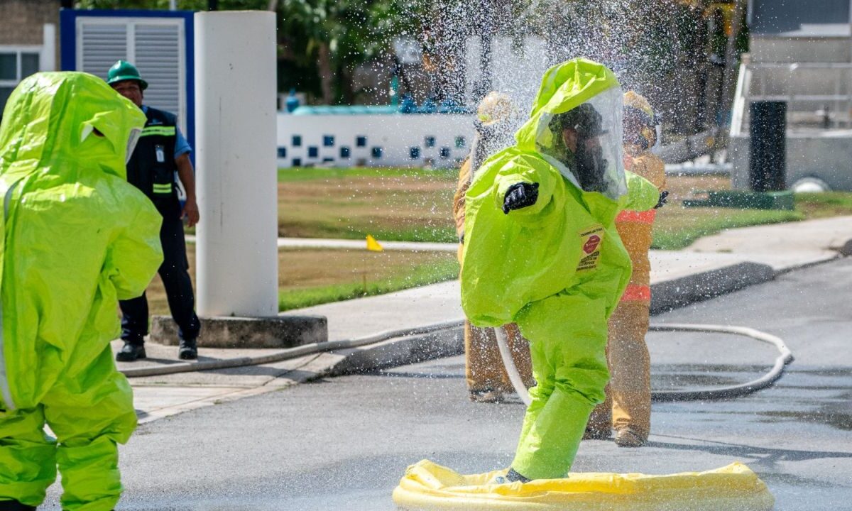 Brigada de emergencia de Aguakan con trajes encapsulados Nivel A en simulacro de fuga de gas cloro en Cancún.