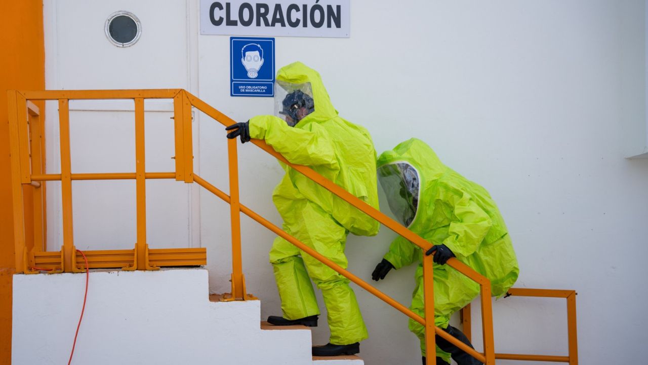 Brigada de emergencia de Aguakan con trajes encapsulados Nivel A en simulacro de fuga de gas cloro en Cancún.