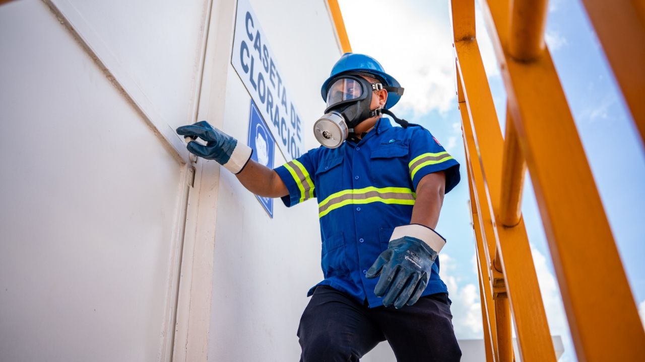 Brigada de emergencia de Aguakan con trajes encapsulados Nivel A en simulacro de fuga de gas cloro en Cancún.