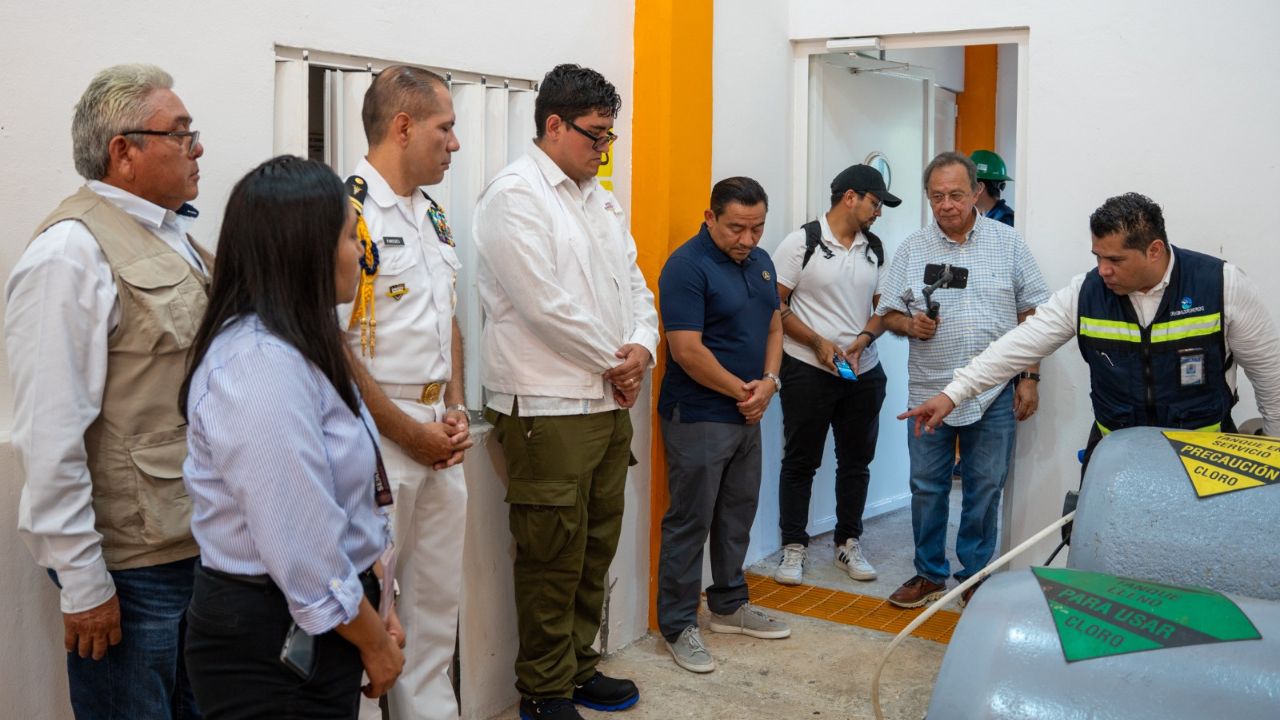 Brigada de emergencia de Aguakan con trajes encapsulados Nivel A en simulacro de fuga de gas cloro en Cancún.