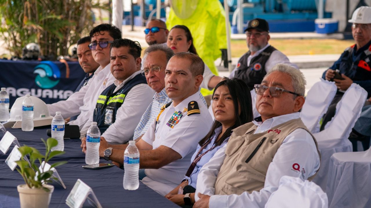 Brigada de emergencia de Aguakan con trajes encapsulados Nivel A en simulacro de fuga de gas cloro en Cancún.