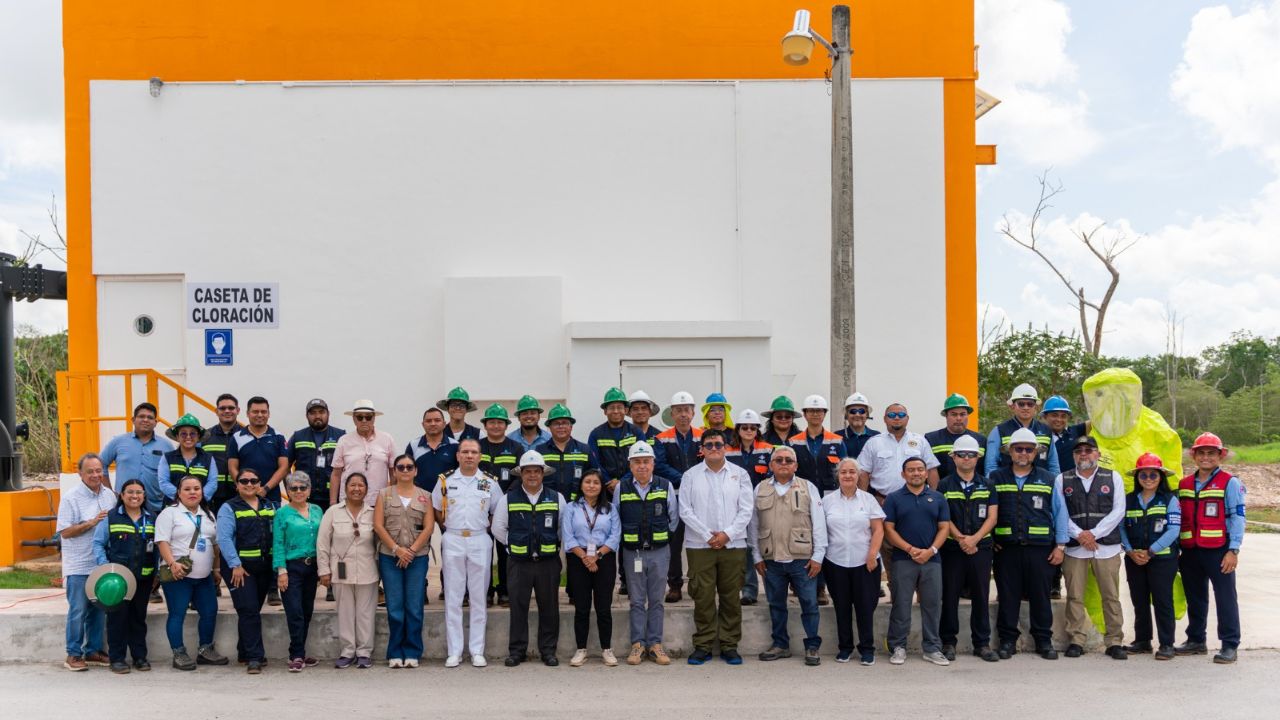 Brigada de emergencia de Aguakan con trajes encapsulados Nivel A en simulacro de fuga de gas cloro en Cancún.
