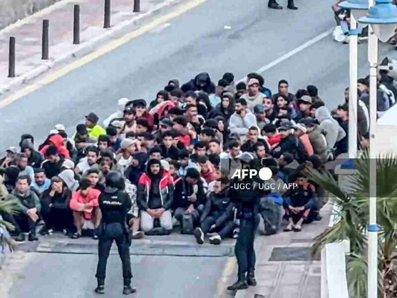 Tensión en Ceuta por traslado de migrantes a carpas del puerto