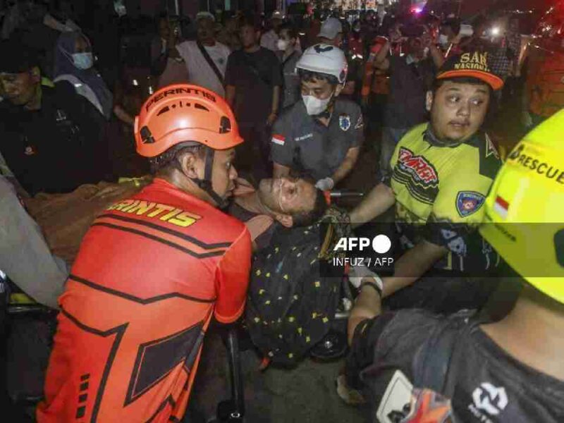 Tragedia en Indonesia: ferri vuelca y deja seis muertos y 130 desaparecidos