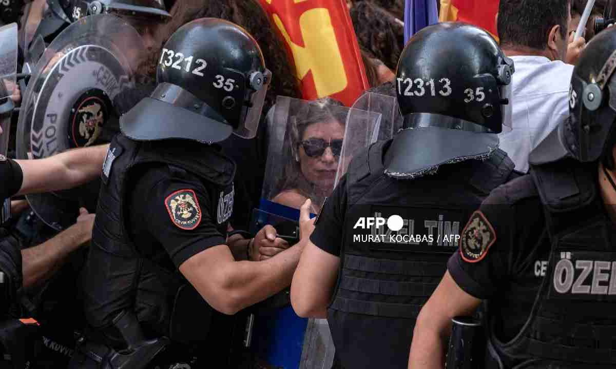 Turquía arresta a activistas.