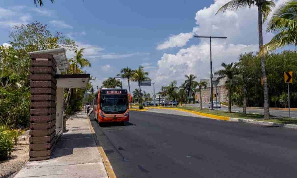 Realizan mantenimiento en zona hotelera de Cancún.