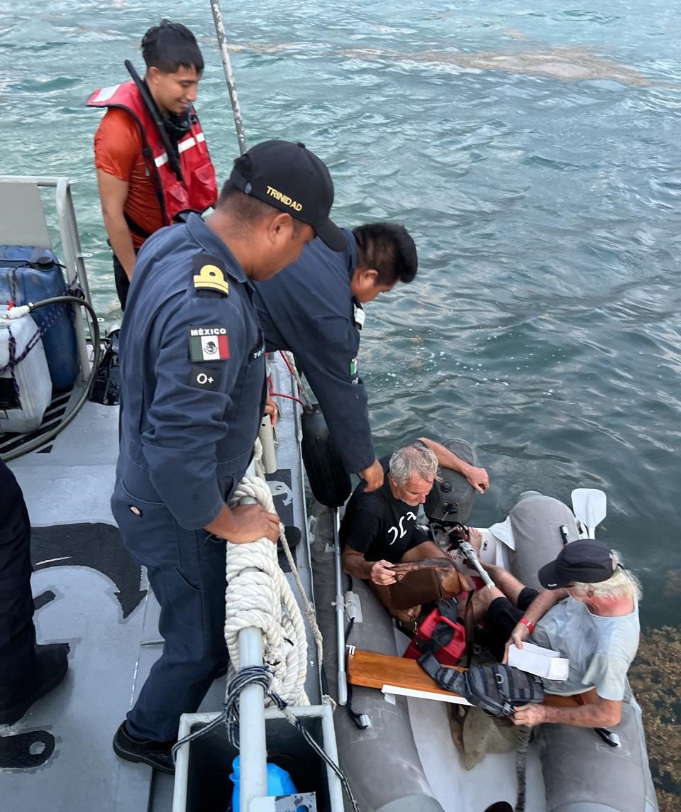 Profepa evalúa daños al arrecife por yate encallado Mahahual