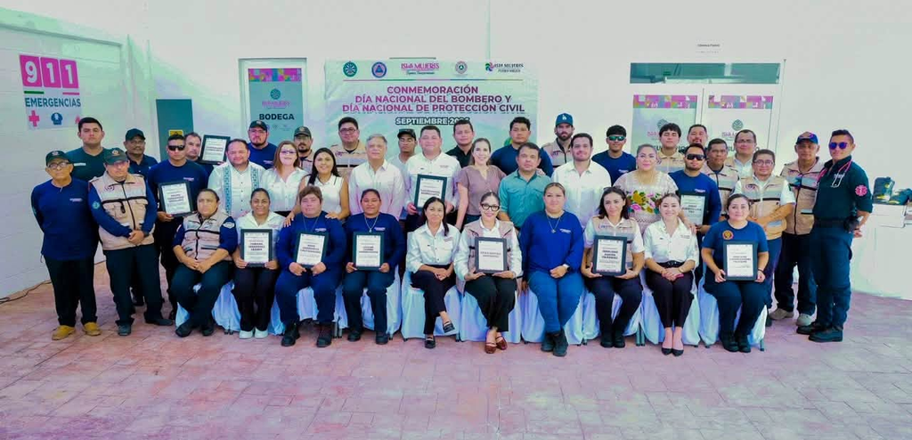Entregan equipo y reconocimientos a Protección Civil Isla Mujeres