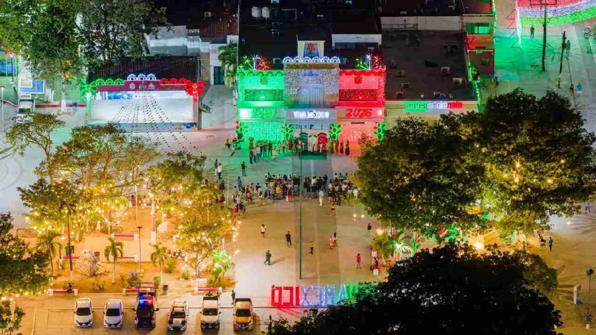 Encienden luces por el Mes Patrio en Tulum.