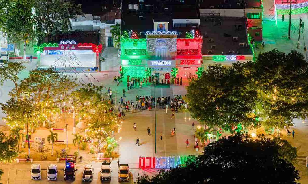 Encienden luces por el Mes Patrio en Tulum.